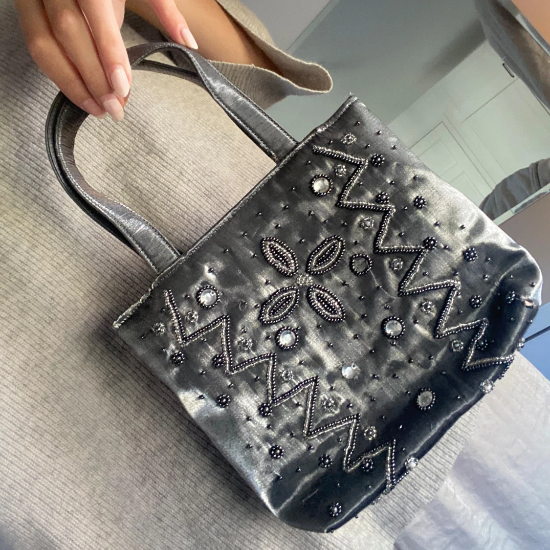 Grå axelväska med pärldetaljer - 90