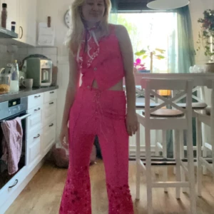 Barbie kostym - Barbies western/cowboy kostym från ’Barbie’ (2023). DENNA ÄR UNDERBAR. Så himla skön att jag bar den på alla fester, MEN inga defekter förekommer 💖Om det inte vore för min kreativitet, så skulle jag DEFINITIVT ha den igen denna halloween!!