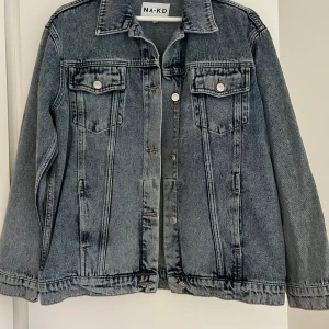 Jeansjacka från Na-kd  - Jackan är aldrig använd och är i storlek M.