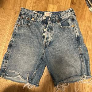 hägmidjade bermuda shorts i storlek 34. jätte fina men för små för mig.