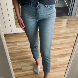 Ljusblå jeans - Ljusblå momjeans med hög midja från Lee. Dragkedjan är trasig och ”hoppar ur” längst ner, går dock att haka i och använda dragkedjan ändå. 