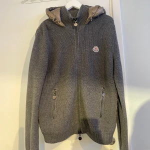 Moncler Cardigan  - Säljer denna feta Moncler cardigan i gott skick! Storlek L (Passar M också)  Öppen för prisförslag