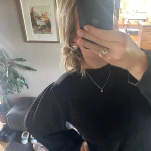 Sweatshirt med volangärmar - Supersöt tröja med lite volang på ärmarna. Storlek xs/s från lager 157. Den är sällan använde så i fint skick. 