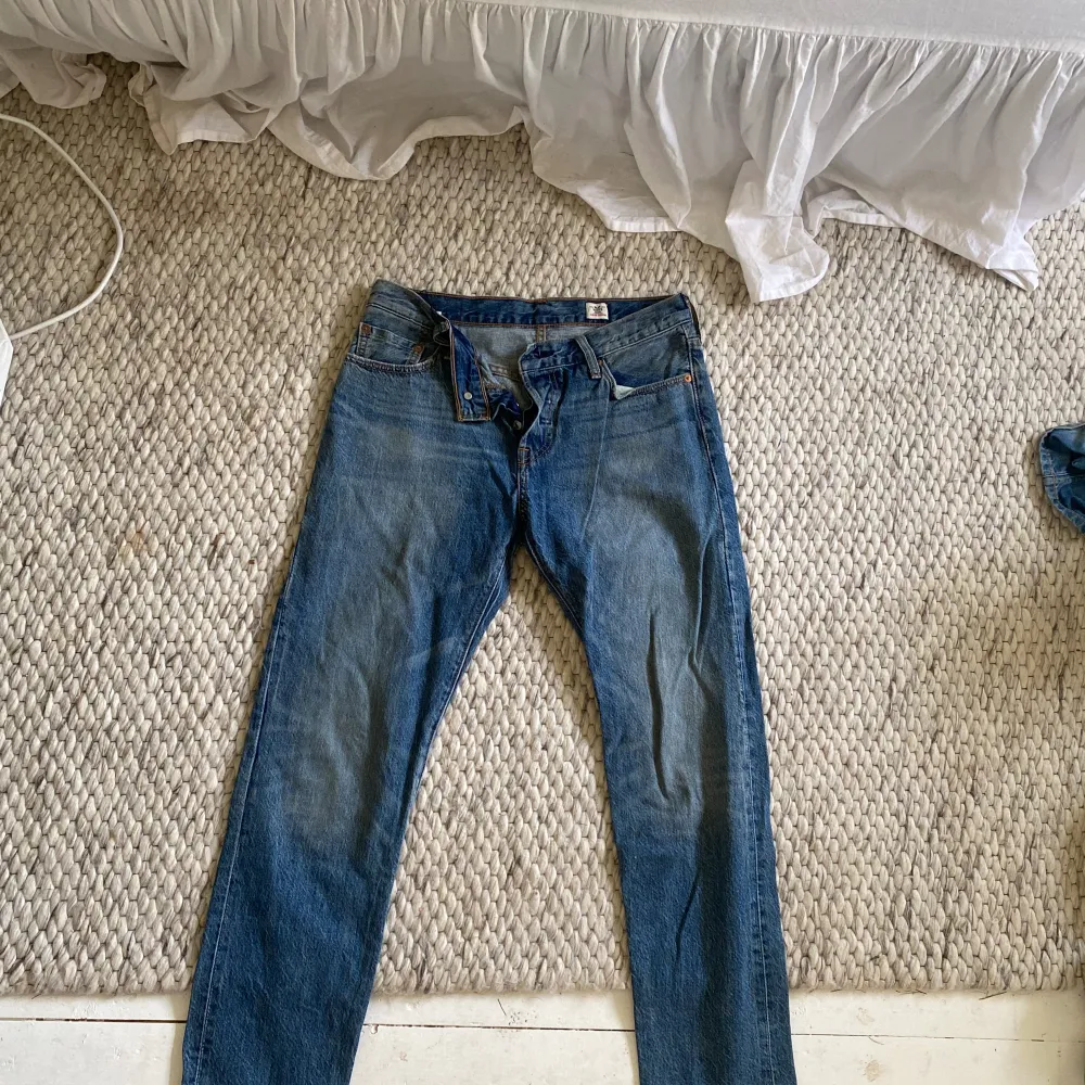 Säljer dessa Levis 501 jeans i straight modell. Midjemått: 84cm, Inrebenlängd: 74cm. Det funkar fint att trycka på ”Köp nu”.. Jeans & Byxor.