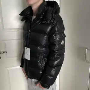 Säljer nu min Moncler Maya som är i väldigt bra skick! Storlek 1! Modellen på bilden är 181cm! Köpt på NK! Har kvitto! har ett litet slitage på ena armen men inget man märker av! Hör gärna av dig om du har några frågor! 