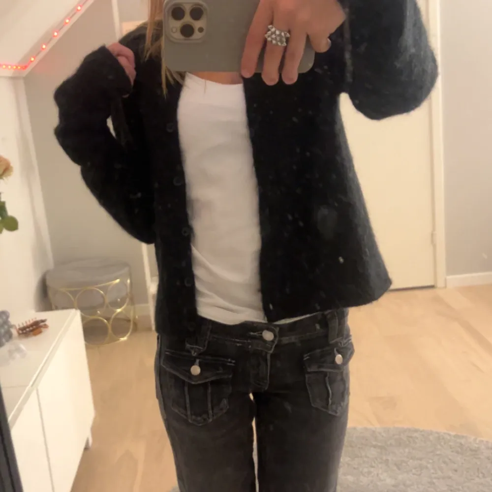 Säljer denna super fina svarta stickade kofta från Gina Tricot ! Säljer dom pga kommer inte längre till användning, mycket fint skick använt någon gång tvättats en gång efter användningen 💓 storlek S/XS passar perfekt nu till höst❣️. Stickat.