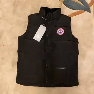 Nästan helt ny canada goose väst använd bara en månad. Priset kan diskuteras vid snabb affär. Den är storlek M men passar för S också