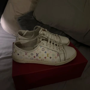 LV SNEAKERS  - Säljer mina LV skor. Har använt då och då men dom är i gott skick!!! Storlek 38💗💗 Dom är äkta!!!!! 