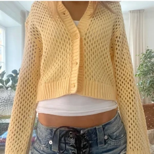 gul kofta - säljer för att den inte kommer till användning längre. kom med prisförslag och be om egna bildrr!