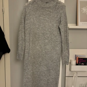 Grå stickad tröja - Grå stickad klänning från lager 157. Storlek Xs, sitter mer som en S. Fint skick, inga hål eller fläckar.