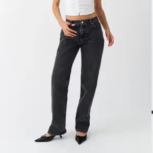 Low straight jeans från Gina Tricot, mörkgrå 🖤 andvända fåtal gånger, som helt nya!!