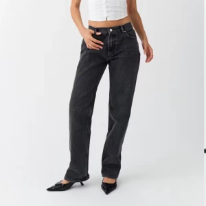 Lågmidjade jeans - Low straight jeans från Gina Tricot, mörkgrå 🖤 andvända fåtal gånger, som helt nya!!
