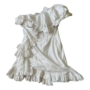 Isabel Marant klänning - Superfin klänning från Isabel Marant köpt på Vestiaire men tyvärr aldrig använd. Perfekt studentklänning! Storlek 42 men vintage så mer av en 40