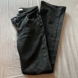 Skitsnygga Lågmidjade bootcut jeans ifrån Gina tricot. Använda ett få antal gånger därav väldigt bra skick, inga defekter 