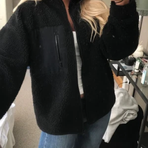 Svart Teddy jacka  - Svart Teddy jacka från Cubus strl S (FÖRSTA BILD ÄR LÅNAD) Typ aldrig använt så i princip ny och fräsch 