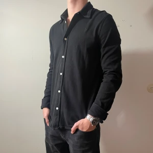 Skjorta Morris svart  - Svart featherweightmesh skjorta från Morris, storlek S passar större, i fint skick. Pris 349kr, skriv vid fundering eller fråga 👀