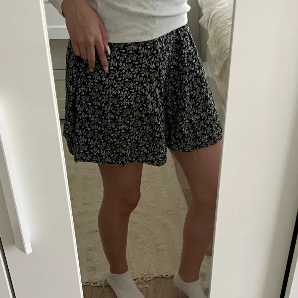 Super skön och fin blommig kjol från Bikbok 💕 Storlek S, passar mig som har XS/S. Det är stretchig så den kan även passa M 🫶 Jättefint skick, inga defekter.. Hameet.
