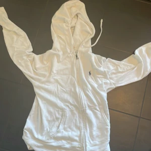 Ralph lauren zip hodie spa terry - Ralph lauren spa terry en tunnare variant. Det är bra skick på den har haft den länge säljer för att den inte används längre. Nypris 2000 mitt pris 600