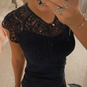 Blå spets topp - 💕Jag säljer en unik blå spets topp i storlek S. Den är köpt på Vinted men säljer pga den inte passade på mig. Skriv om du har några mer frågor!💕