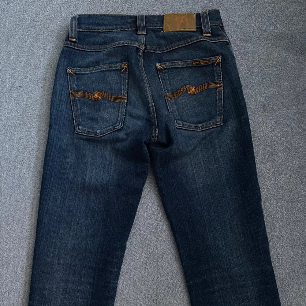 Säljer ett par öppna nudie jeans i storlek W28 L32! Hör av dig vid intresse eller frågor!. Jeans & Byxor.