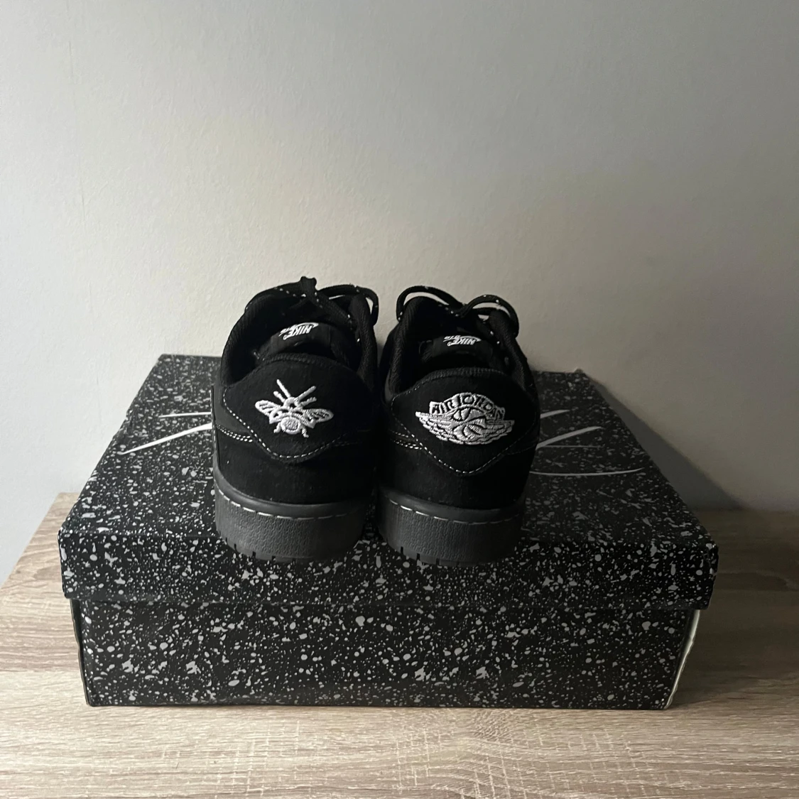 Säljer air Jordan 1 low Travis scoot black phantom - 92