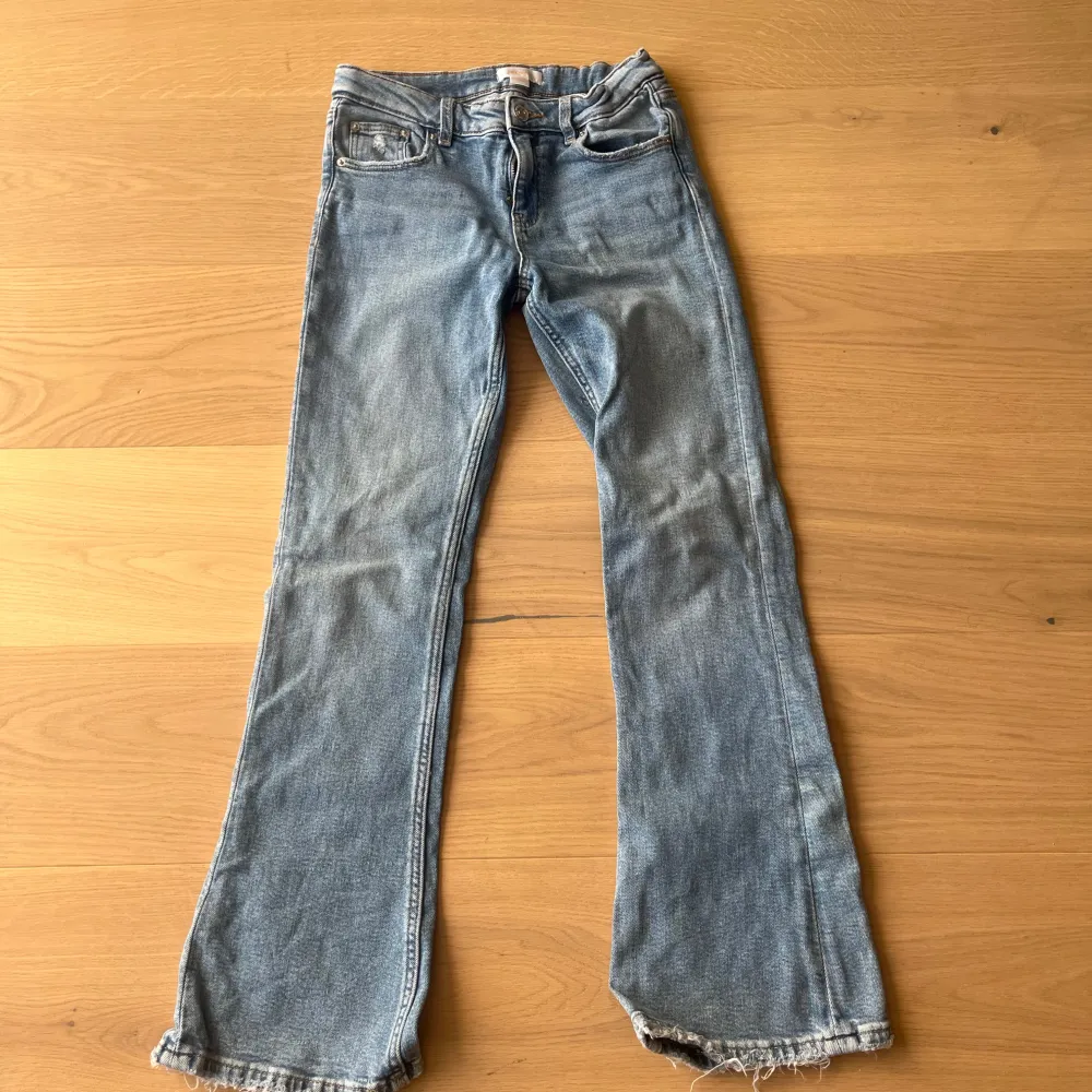 Säljer åt min syster, jeans i storlek 152. Mycket fint skick. Jeans & Byxor.