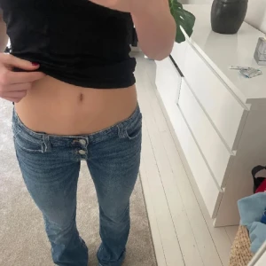 Super Lågmidjade jeans  - Säljer dessa jätte Lågmidjade jeansen från Gina Young💖storlek 152 men passar mig som är så skulle säga att dom sitter som 32/34💖INGA DEFEKTER💖