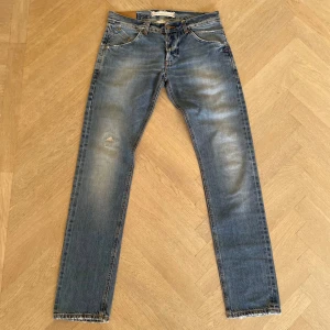 Dondup Jeans limited edition - Riktigt snygga Dondup jeans med perfekt passform och en härlig tvätt! ❤️‍🔥❤️‍🔥 Fint skick. Midjemått 40 cm, ytterbenslängd 105 cm. Storlek 31 men passar 30