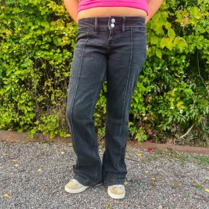 Monki jeans  - Oanvända bootcut jeans ifrån Monki. Midjemått tvärs över: 43 cm  Innerbenslängd: 78cm  💗💗
