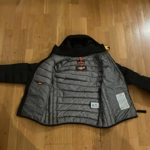 PARAJUMPER JACKA  - Hej! Säljer min parajumper.  Den köptes ifrån kidsbrandstore för ungefär 1 år sedan jag har använt den cirka 5 gånger. Den passar mig som är 168 lång. 