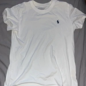 Polo t-shirt  - Storlek S Säljer för att den är för liten  Använd ungefär 10 gånger  Mycket bra skick 