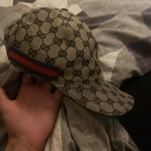 Gucci keps - Sällsynt modell på gucci keps. Byte funkar också men endast kepsar. Fraktas ej möts endast i göteborg. Storlek M
