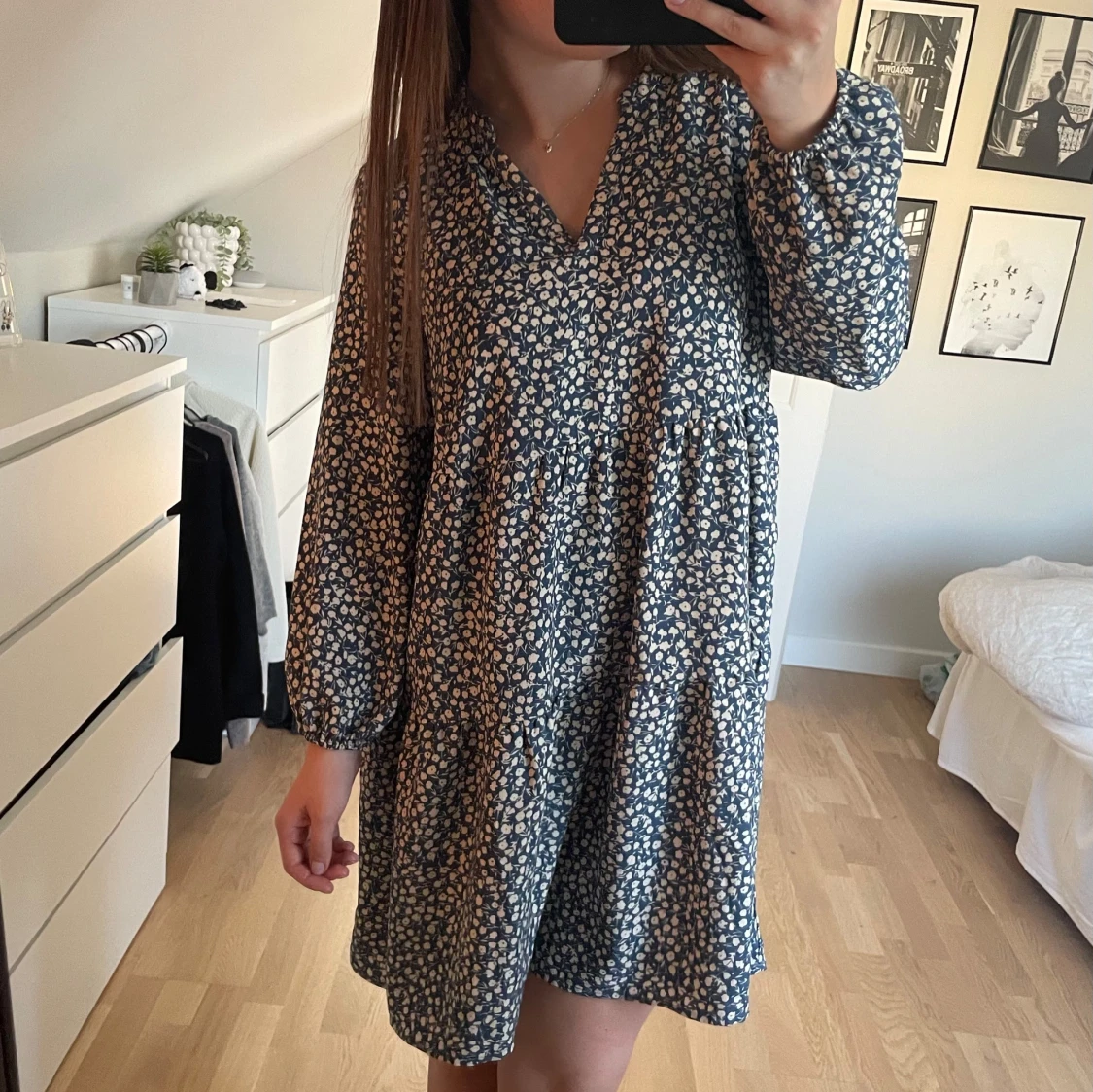 Blå & vit blommig klänning - 91