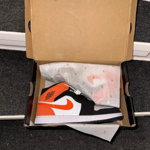 Jordan 1 backboard shatter  - Helt nya oanvända, kommer aldrig använda då det är inte min stil, har en annan typ av stil som ni ser på andra bilder. Mkt Adidas för min del.