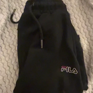 Fila Mjukisbyxor - Mjukisbyxor från Fila köpt från Zalando i stl Xs det har ett fila märke under fram fickan på vänster sida och på snörningen vid midjan finns ett litet fila märke.