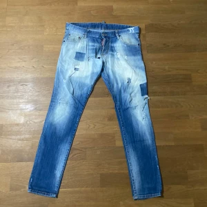 Dsquared jeans - Säljer nu ett par dsquared jeans i jätte bra skick 8/10. Kan självklart lösa fler bilder så tveka på att höra av dig vid frågor eller funderingar.