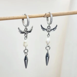 Handgjorda örhängen - Handgjorda örhängen●Följ :@ekjewelryofficial🤲 ● 💎Material- 100% rostfritt stål  och pärlor ●Örhängeskrokar -rostfritt stål. Nickel fri. Längd -5,5cm. Vattentåliga, ändrar inte färgen! 