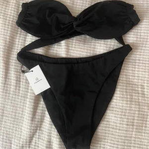 Bikini Coco&Nuts - Oanvänd bikini från märket Coco&Nuts. Topp strlk Small, trosa strlk Medium. 