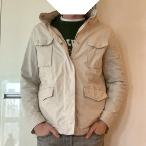 John Henric jacka - Säljer en super snygg John Henric field jacket i storlek M. Skick 8/10 då det hamnat lite blå färg från en tröja på insidan (se bild 4). Påsydd ficka på höger ärm av skräddare👕Perfekt nu för våren!🍃