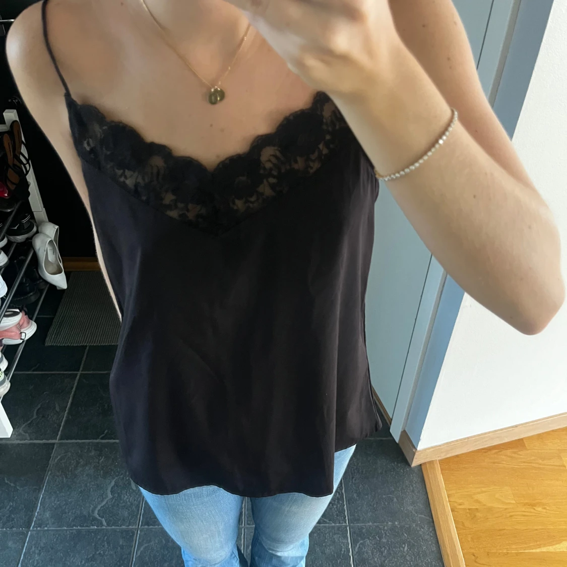 Svart linne med spetsdetaljer - 91