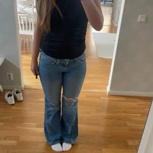 Säljer dessa Levis jeans med hål som knappt är andvända, jätte bra skick. I storlek S. Vill bli av med dem, pris kan diskuteras vid snabb affär💕