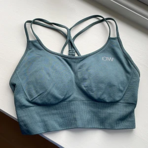 SPORT-BH ICIW - Blågrön Define Seamless sport-bh från ICIW. Superfin färg och passform, bra support för brösten, brottarrygg. Sparsamt använd så i väldigt bra skick!
