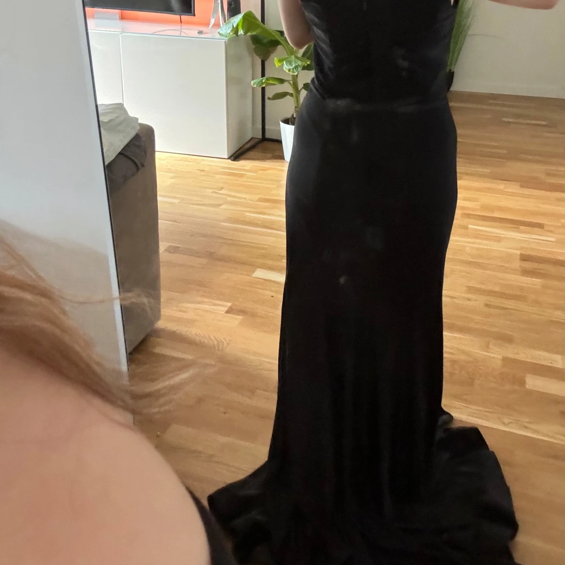 Svart långklänning med slits - 92