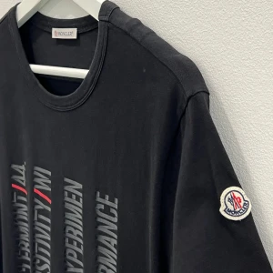Moncler Tshirt  - Nyskick, kvitto finns, storlek M