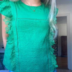 Grön topp från Zadig & Voltaire - Säljer en superfin grön blus från Zadig & Voltaire. Den har inga tecken på användning, kostade 500kr ny💚
