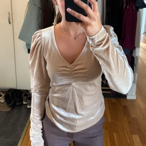 V-ringad tröja i sammet - Säljer den här fina tröjan i skimrande sammet-tyg, som tyvärr inte kommit till användning. Därav nyskick, köparen står för frakten. 