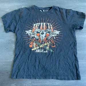 Rock and roll T-shirt  - fett snygg tisha med tryck 💯🔥 fick av en gammal vän men använder den aldrig👽👎 passar som en medium