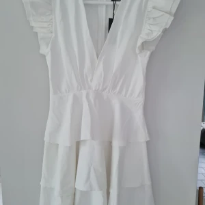 Vit klänning - Vit klänning med volanger som jag skulle använt till studenten men bestämde mig för en annan.