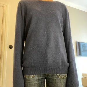 Kashmir tröja - Hej säljer denna supersnygga tröjan i 100% Kashmir, knappt använd!💕