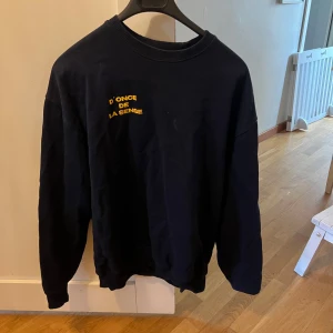 Donce de la sense tröja - Skick 9/10 Tröjan är knappt använd och har inga defekter. Bara att skicka om ni har frågor. Nypris:550